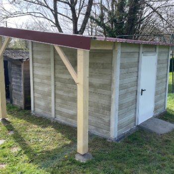 Abri de jardin en béton aspect bois 1 pente avec auvent
